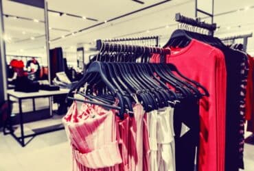 https://apps.apple.com/in/app/depop-buy-sell-clothing/id518684914